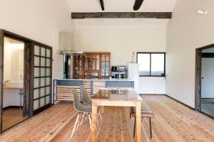uma cozinha com uma mesa de madeira e cadeiras em Private inn Mei Vacation Rental MEI - Vacation STAY 57858v em Ino
