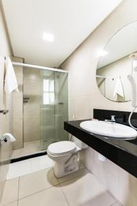 uma casa de banho com um lavatório, um WC e um chuveiro em NovoHotell Recife no Recife
