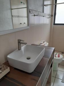 een badkamer met een witte wastafel en een toilet bij Casa la Estación in Mexico-Stad