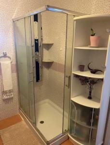 a shower with a glass enclosure in a bathroom at Chalet adosado corta temporada 2 dormitorios in Benalmádena