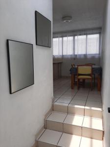 een kamer met een tafel en een foto aan de muur bij Casa la Estación in Mexico-Stad