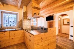 Kuchyňa alebo kuchynka v ubytovaní Chalet Osmar Appartamento 2