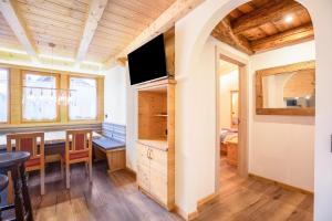 Televízia a/alebo spoločenská miestnosť v ubytovaní Chalet Osmar Appartamento 2