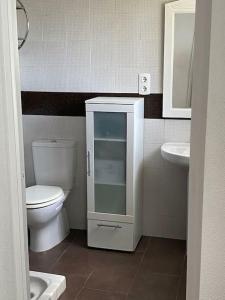 a bathroom with a toilet and a sink at Chalet adosado corta temporada 2 dormitorios in Benalmádena