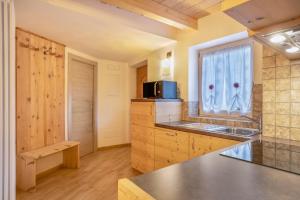 Kuchyňa alebo kuchynka v ubytovaní Chalet Osmar Appartamento 2