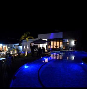 una piscina por la noche con luces azules en Pousada Flor de Alter en Alter do Chao