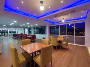 un comedor con mesas, sillas y luces azules en Cielo & Sal Hotel en Uyuni