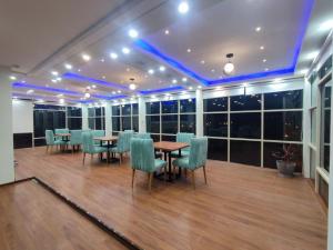 a conference room with tables and chairs and lights at Cielo & Sal Hotel in Uyuni