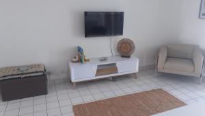TV in/ali zabaviščno središče v nastanitvi Superbe studio Dolce Vita vue mer plage piscine