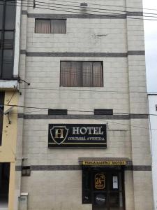 una señal de hotel en el lateral de un edificio en Ayenda Colombia Avenida, en Medellín