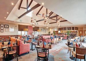 - un restaurant avec des tables et des chaises dans une salle dans l'établissement Bowscale Suite, à Penruddock