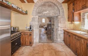 un arco in una cucina con lavandino e frigorifero di Gorgeous Home In Bonnieux With Sauna a Bonnieux
