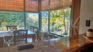 una cocina con una mesa con dos copas de vino. en El Mirador Casas de Montaña en Potrerillos