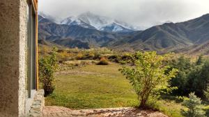 a window with a view of a mountain range at El Mirador Casas de Montaña in Potrerillos