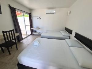 Postel nebo postele na pokoji v ubytování Hotel Vista Laguna Bacalar