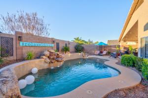 uma piscina com uma fonte num quintal em Magnificent Maricopa Home 34 Mi to Phoenix! em Maricopa