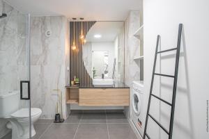 Vannituba majutusasutuses KAY TI'TINY T2 NEUF de STANDING MER & PISCINE
