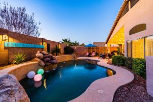 basen w ogrodzie obok budynku w obiekcie Magnificent Maricopa Home 34 Mi to Phoenix! w mieście Maricopa