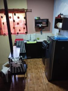 een kamer met een keuken met een wastafel en een aanrecht bij Casa Sol in Sarapiquí