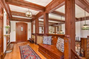 Metaline FallsにあるThe Rock House of Metaline Fallsの木製の壁と梁出し天井のリビングルーム +31枚の写真