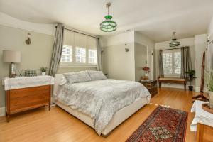 Metaline FallsにあるThe Rock House of Metaline Fallsのベッドルーム1室(ベッド1台、ドレッサー付)