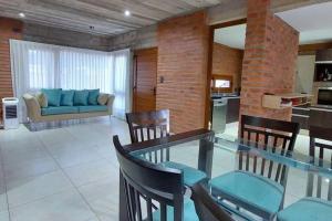 sala de estar con mesa de cristal y sillas en Casa amplia en ubicación tranquila de la ciudad en San Salvador de Jujuy