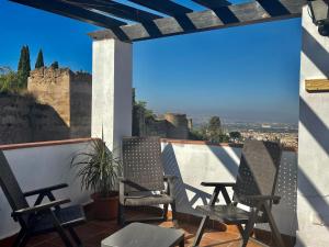 balcón con sillas y vistas a un castillo en Al-Mansur en Granada