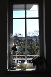 - une fenêtre avec une bougie et une lampe dans la chambre dans l'établissement Urocze przestronne,w idealnej lokalizacji, à Bielsko-Biała