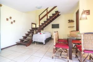 a room with a staircase and a table and a bed at Solar Pipa - Solar da Gameleira Flats in Pipa