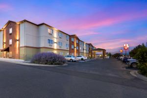 a parking lot in front of a hotel at Best Western Plus the Four Corners Inn in Farmington