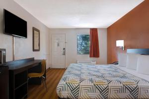 ein Hotelzimmer mit einem Bett und einem Schreibtisch in der Unterkunft Motel 6-Rolla, MO in Rolla