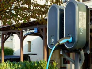 Un teléfono público con una manguera enchufada. en Radisson Blu Hotel Paris, Marne-la-Vallée en Magny-le-Hongre