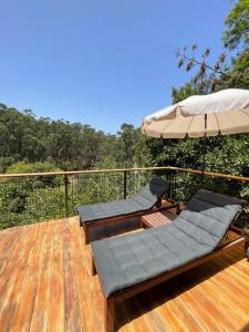A balcony or terrace at Dúplex de invitados en medio del bosque