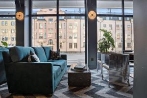 un soggiorno con divano blu e una grande finestra di Best Western and Hotel Linkoping a Linköping