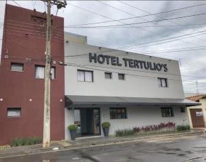 a hotel technologists building on the corner of a street at Hotel Tertulio's in Rio Claro
