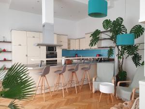 Kuchyň nebo kuchyňský kout v ubytování Sunny and spacious apartment near city centre