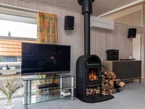 オテルプにあるThree-Bedroom Holiday home in Otterup 7のリビングルーム(暖炉、テレビ付)