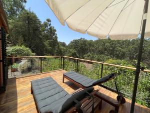 A balcony or terrace at Dúplex de invitados en medio del bosque
