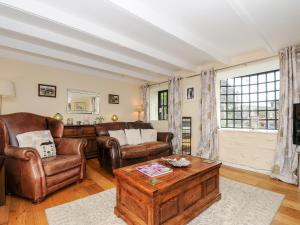 Posezení v ubytování Church View Cottage