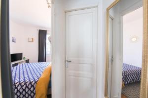 1 dormitorio con una puerta que conduce a una cama en Appartement T2 au calme Cosy - Quartier Prébendes en Tours