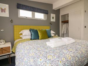 a bedroom with a bed with towels on it at 19 Meadow Retreat in Liskeard