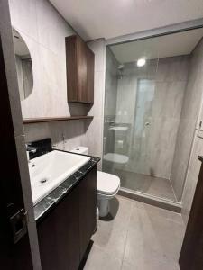 a bathroom with a sink and a toilet and a shower at Apartamento Nuevo con Hermosa Vista, Ubicación Perfecta in La Paz