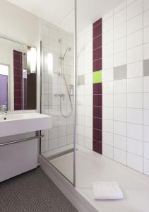 La salle de bains est pourvue d'une douche, d'un lavabo et d'un miroir. dans l'établissement ibis Styles Beaune Centre, à Beaune