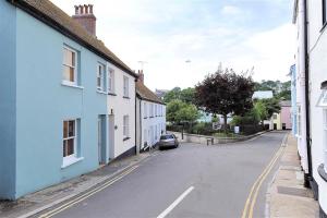 un coche aparcado en una calle en una ciudad en Bedrock, en Lyme Regis