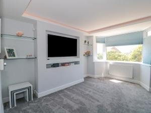 un salon avec une télévision à écran plat et une fenêtre dans l'établissement Fisherman's Rest, à Weymouth