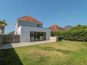 une maison blanche avec une clôture et une cour dans l'établissement Fisherman's Rest, à Weymouth
