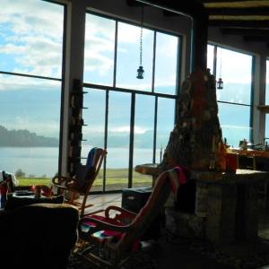 sala de estar con chimenea y vistas al agua en Sidarta, Casa Grande - Bella Casita, Casa Pequeña, en Chocontá