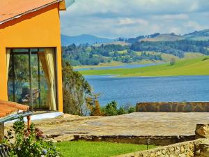 - Edificio con ventana con vistas al lago en Sidarta, Casa Grande - Bella Casita, Casa Pequeña, en Chocontá