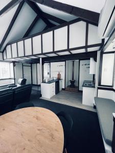 - un salon avec une table et un canapé dans l'établissement Chatsworth Cottage, à Upper Hutt