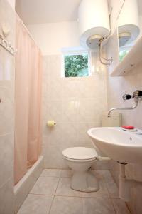 Kúpeľňa v ubytovaní Seaside holiday house Cove Rogacic, Vis - 8886